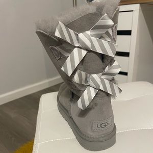 Grey UGG Bailey bows